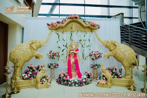 Décoration de hall d'entrée pour événement de mariage, statues Radha Krishna traditionnelles finition or et blanc nacré pour la décoration de mariage - Product Image 5