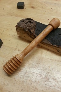 Bâtonnet à miel artisanal en bois réutilisable et moderne pour la cuisine – Outil pour bouteilles et boîtes – Disponible dans le monde entier - Product Image 4