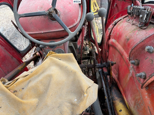 Tractor agrícola con retroexcavadora y hidráulica L4 N-u-f-f-i-e-l-d 1967 - Product Image 6