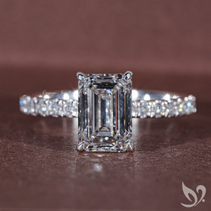 แหวนหมั้นเพชรทรงเหลี่ยมมรกต 2 กะรัต เพชรเลี้ยงในห้องปฏิบัติการ ประดับด้วยวงแหวนรอบนอกแบบซ่อน ได้รับการรับรองจาก IGI ตัวเรือนทองคำขาว 10k - Product Image 1