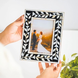 Cadre photo arabe élégant fait main avec incrustation de nacre, décoration murale design pour un intérieur haut de gamme - Product Image 3