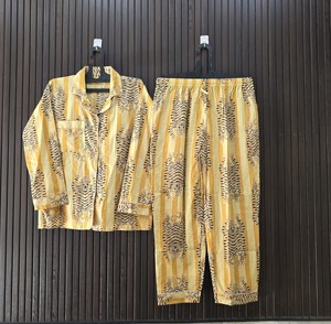 Ensemble de pyjama pour femmes en coton biologique 100% à imprimé animal jaune, manches longues, coupe régulière, vêtements de nuit décontractés pour toutes les saisons - Product Image 1