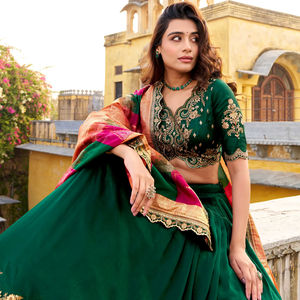 ชุดเลเฮนกาโชลีสำเร็จรูปสไตล์อินเดียพร้อมผ้าคลุมไหล่ ผ้าไหมเนื้อนุ่มปักลายเลื่อม เหมาะสำหรับงานแต่งงาน งานปาร์ตี้ ชุดสไตล์บอลลีวูด - Product Image 1