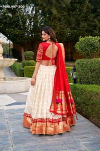 Conjunto de Lehenga-Blusa y Dupatta Paithani de Seda de Alta Calidad con Bordado de Zari y Lentejuelas, Color Blanco CanCan, Proveedor Indio - Product Image 2