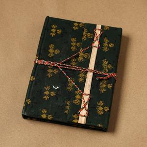 Carnet artisanal à couverture rigide en tissu, motif Bandhani, couture au fil, vert et or, 50 feuilles, sans acide - Product Image 3