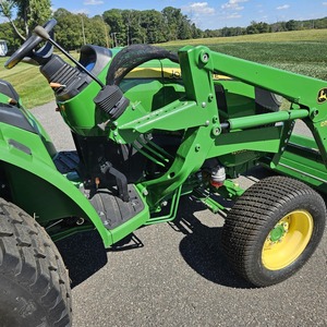 รถแทรกเตอร์มือสอง John Deere 4052M 50 แรงม้า ขับเคลื่อน 4 ล้อ พร้อมที่ตักด้านหน้า เครื่องยนต์และเกียร์ - รถแทรกเตอร์อเนกประสงค์สำหรับงานเกษตร - Product Image 4