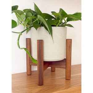 Maceta Minimalista de Cerámica para Interiores con Soporte de Madera Natural, Porta Plantas Decorativo para Hogar, Oficina y Jardín - Product Image 1