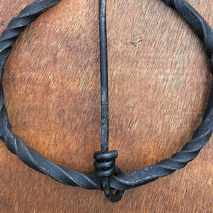 En gros fait à la main fer forgé Viking nordique fibule Penannulaire boucle fermoir cape tissu broche Simple Vintage médiéval broche - Product Image 2