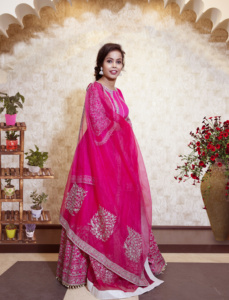 Lehenga en soie rose avec choli peplum et broderie Aari, coupe ample, longueur ras du sol, tenue traditionnelle indienne pour mariage, pour femme - Product Image 2
