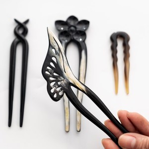 Fourche à cheveux artisanale en corne de buffle, sculptée en forme d'animal, artisanat naturel, objet d'art de collection - Product Image 1