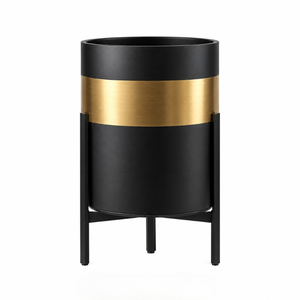 Macetero Moderno de Metal Negro para Interiores con Detalles en Oro Cepillado |   Soporte Alto para Macetas, para Sala de Estar, Hotel, Oficina, Decoración del Hogar - Product Image 1