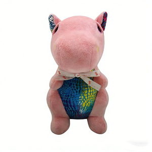 Cuerpo de felpa suave color rosa pastel con brillo, forma de hipopótamo gordo sentado en posición vertical. - Product Image 1