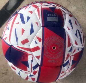 Balón de Fútbol de Piel Sintética PU Brillante de Alta Calidad, Tamaño 5, Ligero, Ecológico, Cosido a Mano, para Interior, Personalizable, Venta al Por Mayor OEM - Product Image 4