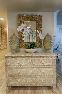 Table de chevet moderne personnalisée en os poli fait main avec incrustations florales, commode à tiroirs pour salle à manger, salon et chambre à coucher - Product Image 1