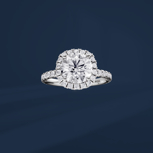 Anillo de Compromiso de Diamantes Redondos Brillantes de Platino para Mujer con Halo y Diamantes Laterales, Certificado IGI, Estilo Clásico - Product Image 2