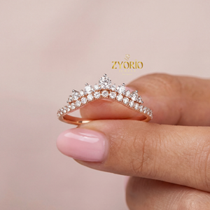 Bague de mariage de luxe incurvée en forme de couronne, sertie de diamants ronds 0,40 ct EF VS1, en argent sterling 925 plaqué argent, idéale pour les fêtes - Product Image 1