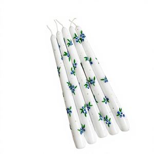 Bougies coniques en cire de soja blanche de qualité supérieure avec motifs floraux bleus délicats et feuilles vertes, au look artistique raffiné pour Noël - Product Image 1