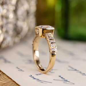 Anillo de Compromiso con Diamante Corte Esmeralda, Oro Sólido de 14K o Plata de Ley, Certificado IGI - Product Image 3