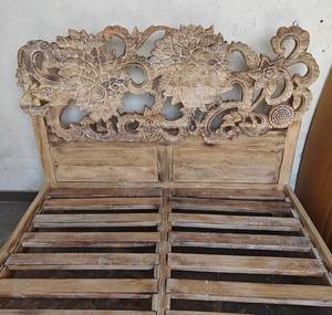 Base de Cama de Madera Maciza de Lujo Hecha a Mano con Tallado Floral de Girasol y Acabado Natural Envejecido - Product Image 4