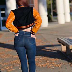 Blouson court universitaire pour femme, noir et orange, style Letterman, avec manches en similicuir, vêtement d'extérieur décontracté, mode féminine streetwear - Product Image 6