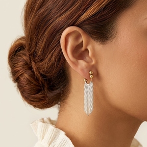 Boucles d'oreilles pendantes classiques en alliage plaqué or PVD avec longue chaîne et pompon, vente en gros, cadeau, fabricant OEM ODM - Product Image 5