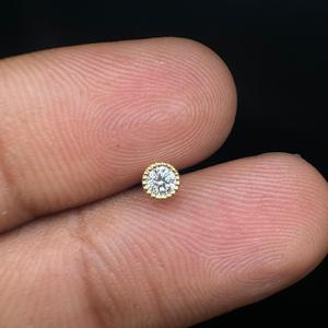 Diamante refinado de 3 mm cultivado en laboratorio con engaste invisible para perforación en oro de 10 quilates - Product Image 3