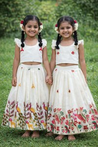 Presentamos Nuestra Colección 2026: Chaniya Choli de Fiesta para Niñas, Diseño Ligero con Estampado Floral de Seda Georgette - Product Image 3