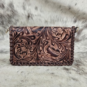 Sac à bandoulière vintage en cuir véritable avec motif floral gravé à la main et sangle tressée, fermeture à fermoir à poignée unique - Product Image 3