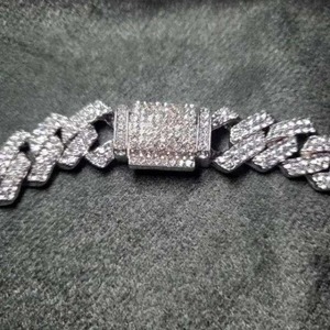 Cadena cubana premium con incrustaciones de moissanita de corte brillante redondo y chapado en plata 925 - Product Image 2