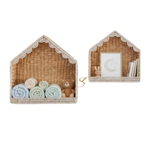 Estante de pared de mimbre tejido de jacinto de agua, estantería decorativa para habitación infantil, organizador colgante con forma de casa única para exhibir libros. - Product Image 2
