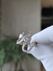 Anillo de Lujo con Diamante Cultivado en Laboratorio con Corte Esmeralda, Certificado IGI, 0.85 Ct, Diseño en Espiral Dorado, Pave Abierto, para Aniversario - Product Image 3