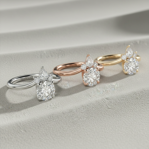 Anillo de compromiso Stonewels chapado en oro rosa y rodio con tres diamantes talla corona y acento de pera, engaste de garras, certificado - Product Image 4