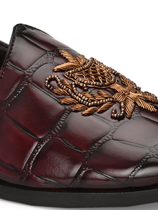 รองเท้าโลฟเฟอร์แบบสวม Royal Crest Burgundy ปักลายนูนหรูหรา บุหนังแท้ พื้นรองเท้ากันลื่น สำหรับผู้ชาย Asken Atelier - Product Image 3