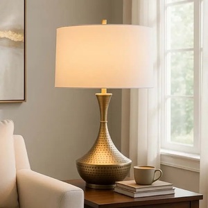 Lámpara de Mesa de Metal con Columna Acanalada, Base de Hierro Dorado Cepillado, Pantalla de Tela Premium, Iluminación Ambiental Cálida para Interiores de Lujo - Product Image 6