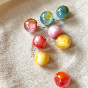 Boucles d'oreilles uniques en résine, cadeau pour elle, avec accents de perles, bijoux fantaisie en résine, artisanat de créateur - Product Image 1
