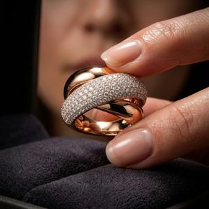 Anillo Clásico de Compromiso y Boda para Mujer, Oro Blanco de 18k, con Diamantes Redondos de Corte Brillante y Engaste Pavé - Product Image 3