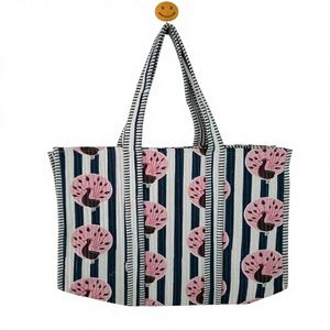 กระเป๋าโท้ทชายหาดลายพิมพ์นกยูงสีดำขาวลายทาง ผ้าฝ้ายเย็บลายแบบควิลท์ สไตล์วินเทจ ทำมือ น้ำหนักเบา เป็นมิตรกับสิ่งแวดล้อม พับเก็บได้ สำหรับผู้หญิง - Product Image 1