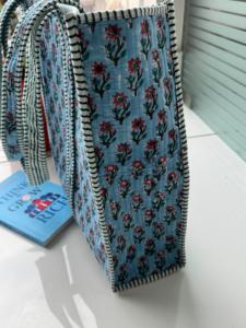 Sac à bandoulière matelassé en coton imprimé à la main, motif floral multicolore, style hiver indien, avec deux bretelles et doublure, vente en gros - Product Image 3
