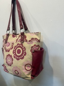 Sac fourre-tout à motif floral avec poignées bordeaux et base beige pour le shopping - Product Image 2