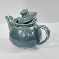 Théière élégante en céramique blanche brillante avec couvercle incliné Mini poterie moderne pour la décoration de la cuisine pour le brassage du thé ou les cadeaux de pendaison de crémaillère