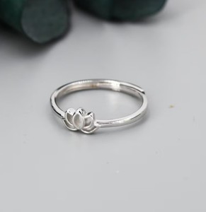Anillo de Plata de Ley con Flor de Loto Pequeña, Talla Ajustable, Anillo Delicado con Flor de Loto - Product Image 3
