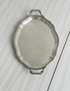 Bandeja Decorativa Ovalada con Acabado Plateado Pulido, Asas Laterales de Doble Fundición, Borde Floral en Relieve, Plato para Servir para Decoración del Hogar y Hoteles - Product Image 3
