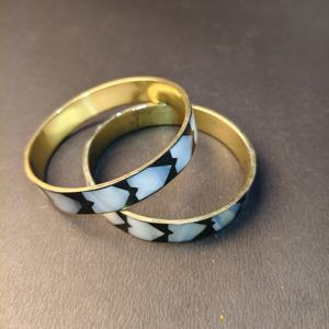 Brazalete Moderno Monocromático con Incrustaciones de Madreperla y Resina Negra – Brazalete con Patrón Chevron y Forro de Latón – Joyería Premium de Concha - Product Image 3