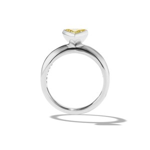 Bague solitaire moderne triangulaire unique en or blanc 14 carats avec diamant de laboratoire jaune taille trillon, bijou raffiné, cadeau d'anniversaire - Product Image 3
