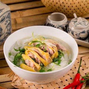 Nadisa Fresh Foods Nouilles Pho au poulet instantanées faites à la main avec vermicelles de riz et herbes fraîches dans un bol blanc, prêtes en 4 minutes - Product Image 1