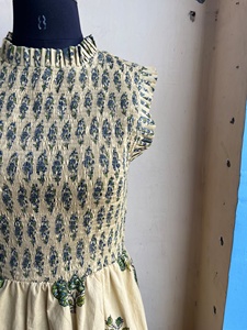 Robe Maxi d'été imprimée à la main Robe de fumeur sans manches en coton avec encolure licou à volants et motif floral froncé - Product Image 3