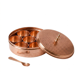 Caja de Masala de Cobre Martillado Hecha a Mano con 7 Recipientes para Especias y Cuchara, Dabba Grabada para Almacenamiento de Especias Indias, Venta al por Mayor OEM - Product Image 1