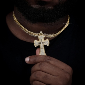 Pendentif Croix en Argent 925 et Moissanite - Bijou Chrétien Classique, Pendentif Croix Entièrement Sertie, Bijou de Foi Fait Main - Product Image 6