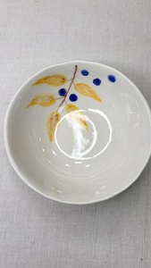 Bol à pâtes en céramique moderne avec motif de feuilles peintes à la main, finition émaillée lisse pour un attrait culinaire sophistiqué - Product Image 2
