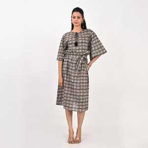 Robe midi élégante en coton imprimé, manches évasées, col rond, taille ajustable avec lien, tenue décontractée d'été pour femmes - Product Image 1